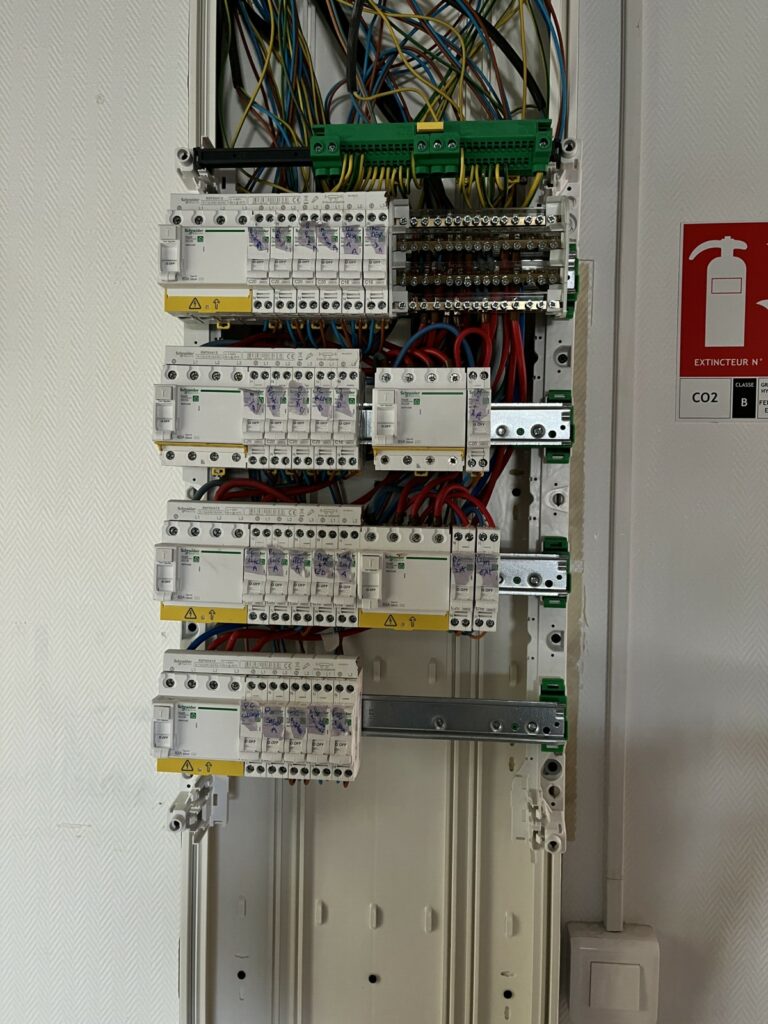 tableau électrique en cours de pose  - Linas 91